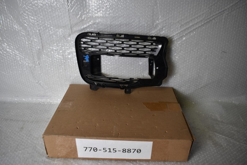 RANGE ROVER SPORT L494 FRONT RIGHT FOG LIGHT BEZEL 2014-2017 OEM DK62-17K946-AA