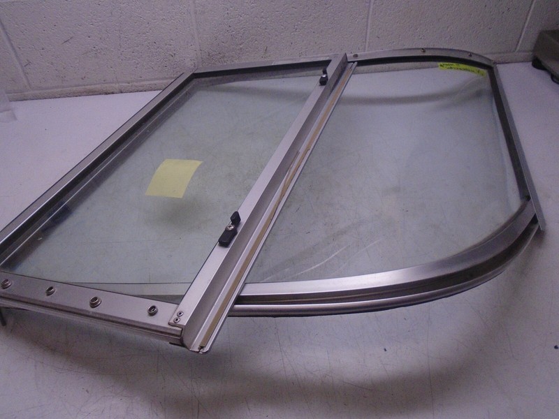 Z7 1994 Maxum 1700 Boat Windshield Port and Center Left Passenger