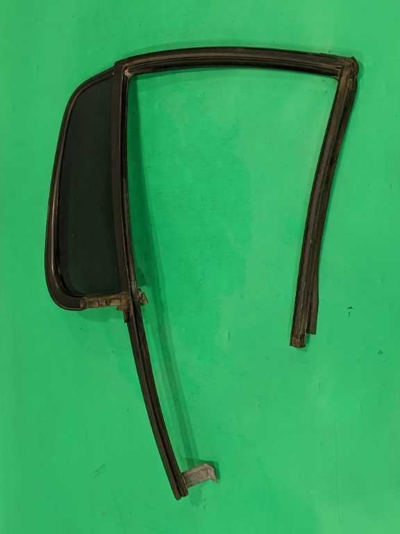 03 04 05 AVIATOR PASSENGER RIGHT REAR VENT GLASS OEM 3825-22
