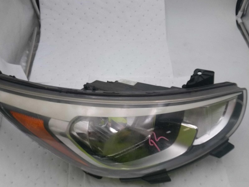 2016 Hyundai Accent Right Headlight Assembly Blue OEM 37464, 132K Miles