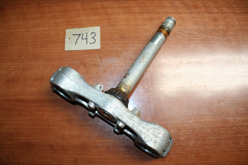 1985 Honda XR 350R Triple Tree Steering Stem Lower Fork Clamp OEM 85 G