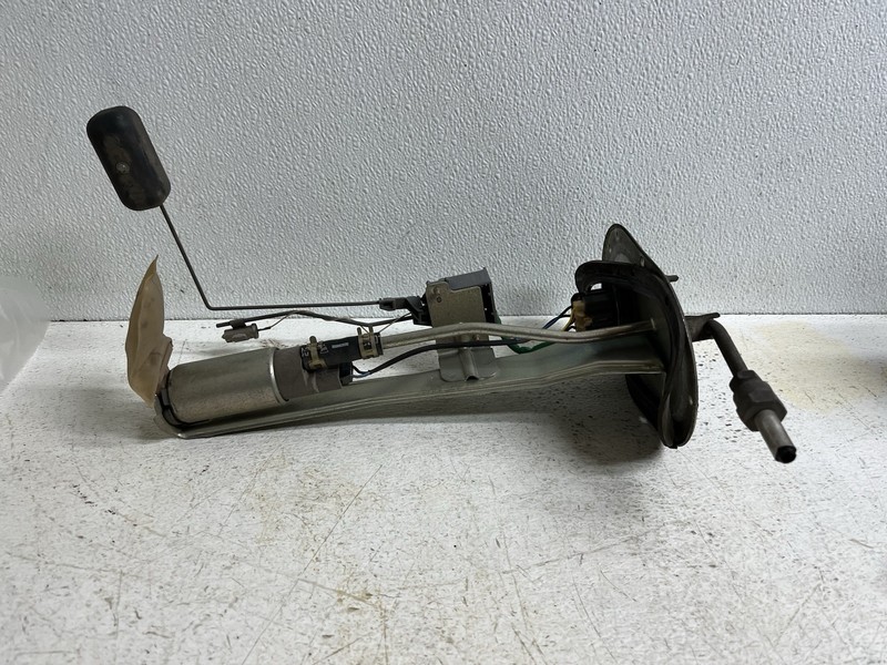 1995-2000 Toyota Tacoma V6 4x4 Tach Fuel Pump w Sending Unit & Bracket Oem