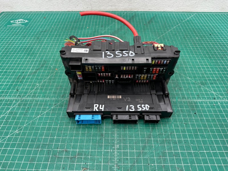 2013 BMW F10 RELAY FUSE BOX W/ BODY CONTROL MODULE OEM 9252815