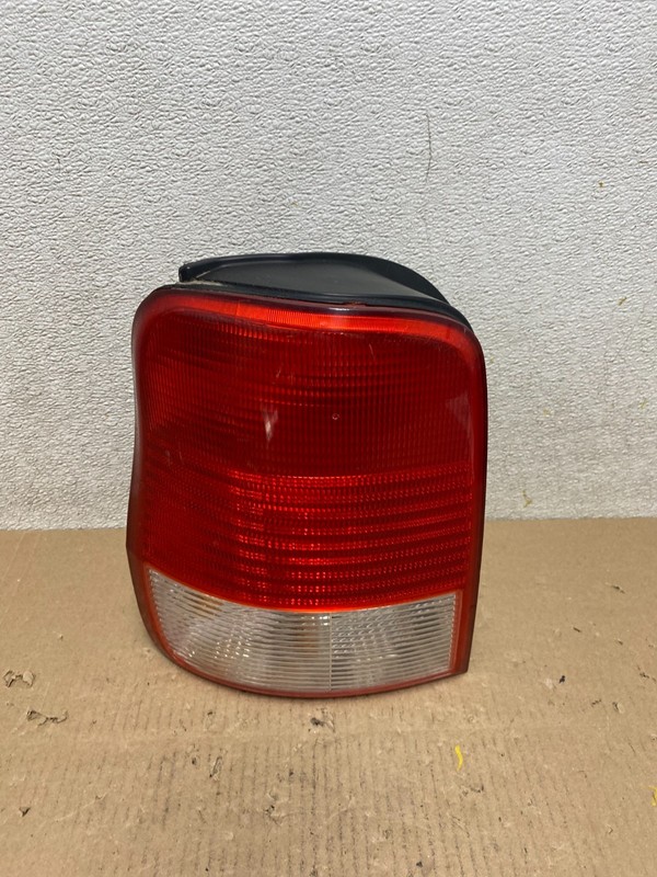 2002 Kia Sedona Left Driver LH Side Tail Light Oem R8199 DG