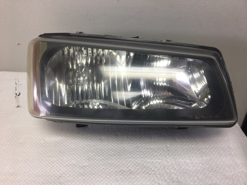 2004 CHEVY SILVERADO 1500 RIGHT SIDE HEADLIGHT 1520713