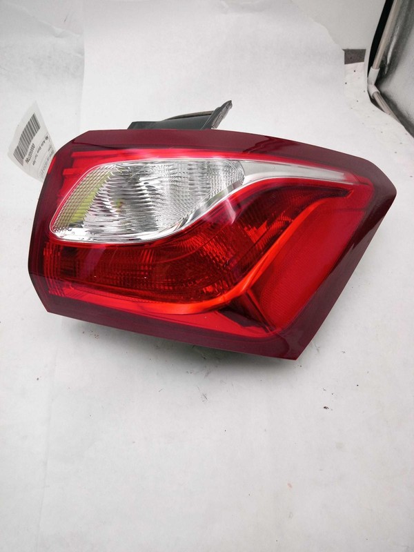 Used Right Tail Light Assembly fits: 2019 Chevrolet Equinox w/o LED quarter pane