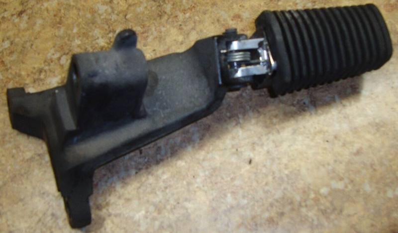 2005 Suzuki Boulevard VL800 VL 800 S50 C50 Right Front Foot Peg Pedal Mount 05