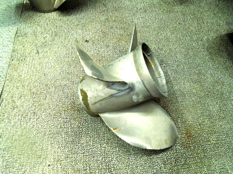 STAINLESS PROPELLER 389948 JOHNSON/EVINRUDE OMC Right Hand STD 13 3/8 DIA X 17P