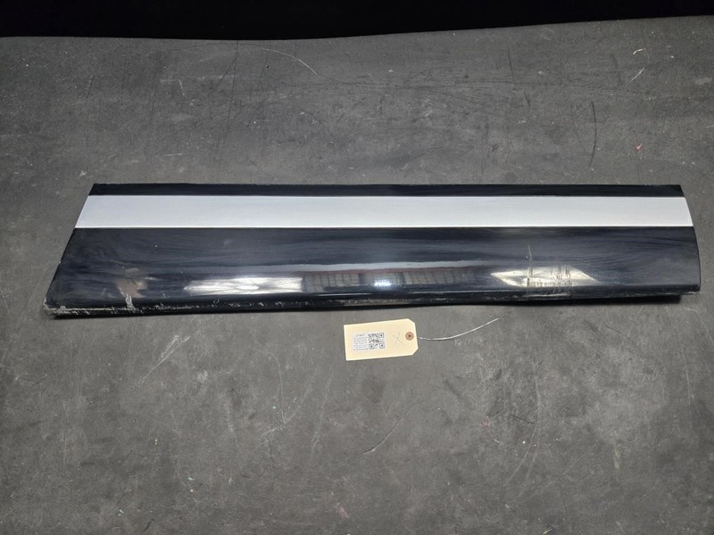 Front Right Door Lower Molding 2018 Range Rover Velar LR178280 2019 - 2022 X