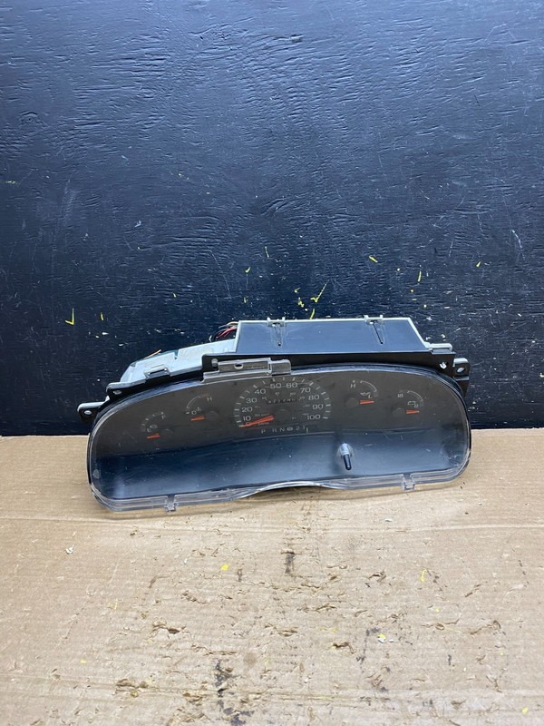 2001 - 2002 Ford Econoline E250 E350 Van Speedometer Instrument Cluster x1395 DG