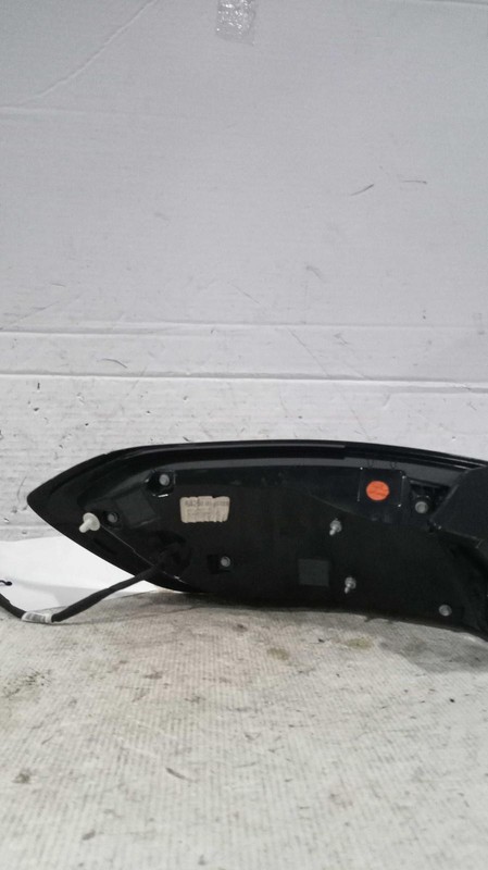 2019 Lincoln Nautilus Right Tail Light Assembly White OEM Used 68,1016