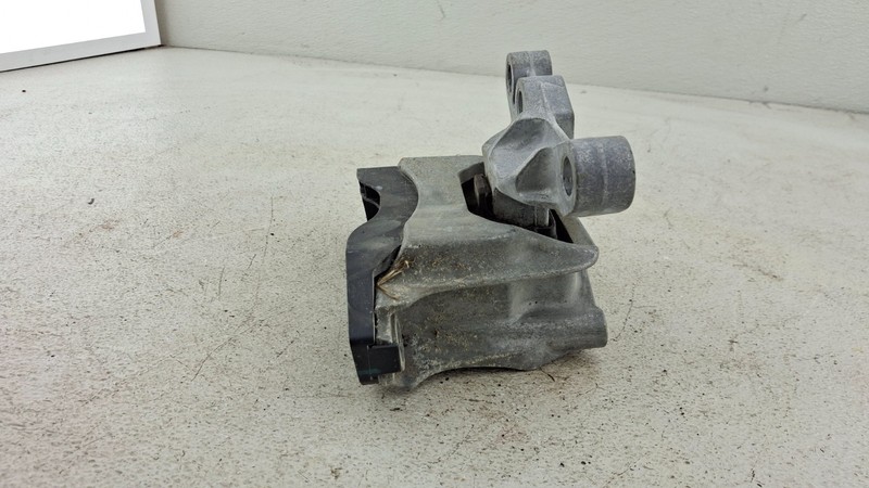2018-2024 BUICK ENCLAVE FWD RIGHT PASSENGER TRANSMISSION MOUNT BRACKET OEM