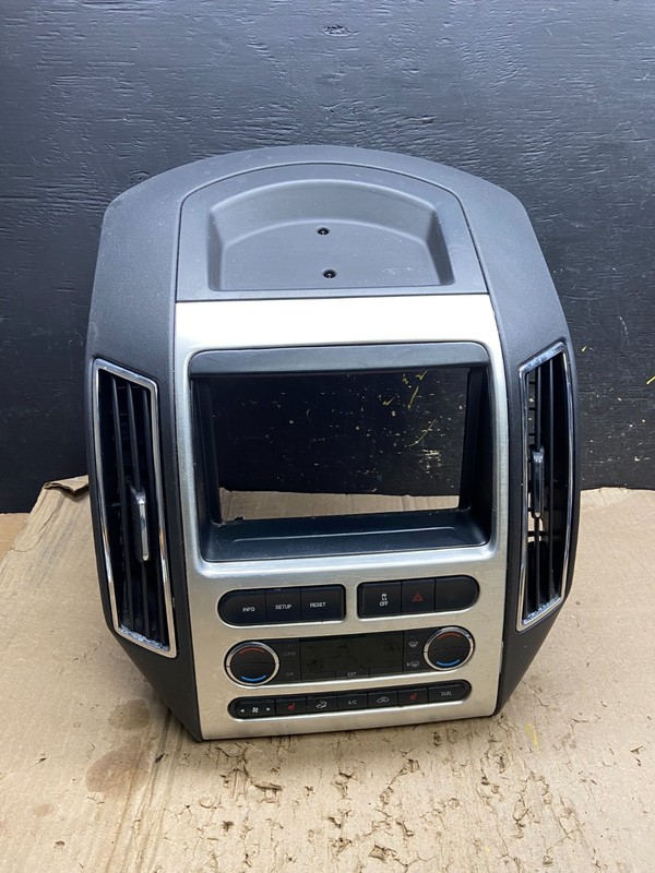 2007 - 2010 Ford Edge Heater Climate Control Radio Control Dash Bezel X6447 DG