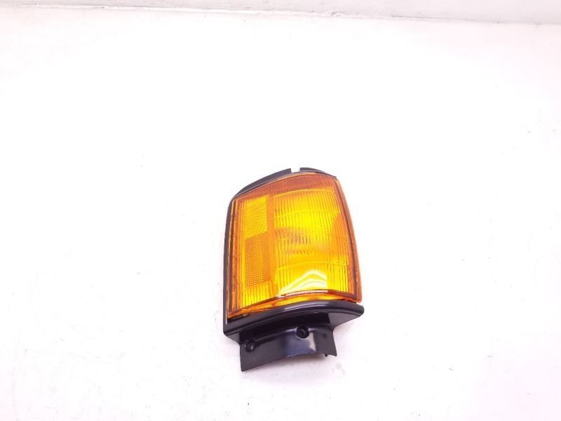 95-96 TOYOTA CAMRY PASSENGER SIDE FRONT CORNER TURN SIGNAL LAMP ASSEMBLY