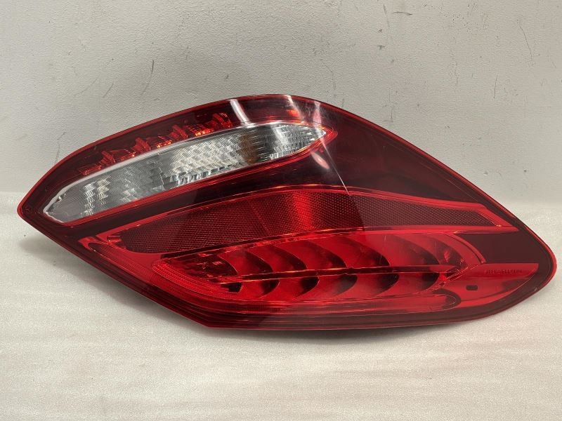 2015-2018 MERCEDES C-CLASS LEFT TAILLIGHT HAS A TINY CHIP 52954