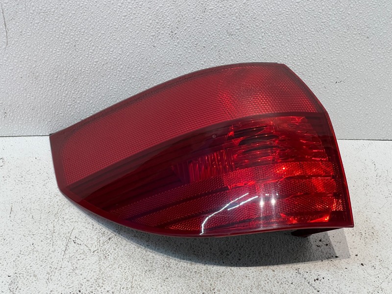 04-05 Toyota Sienna Left Driver LH Side Tail Light OEM