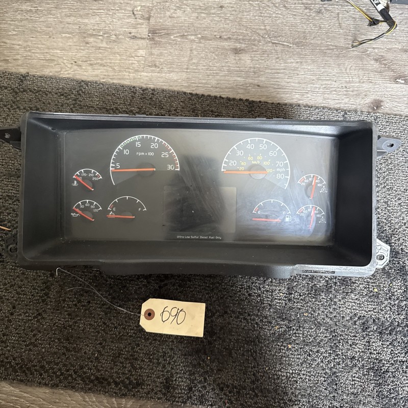 VOLVO VNL USED INSTRUMENT CLUSTER - P/N: 21546088-P02 little Broken