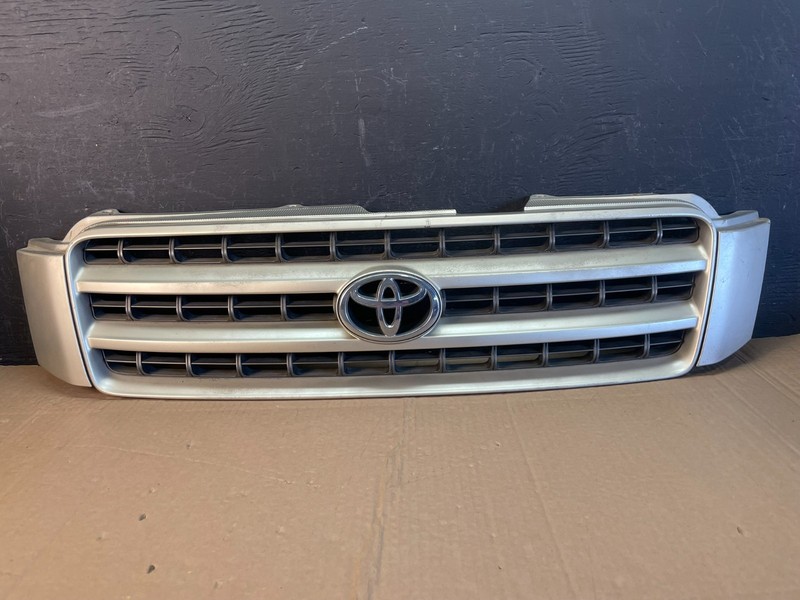 2001 - 2003 Toyota Highlander Front Upper Grille Grill With Emblem OEM AC9726 DW