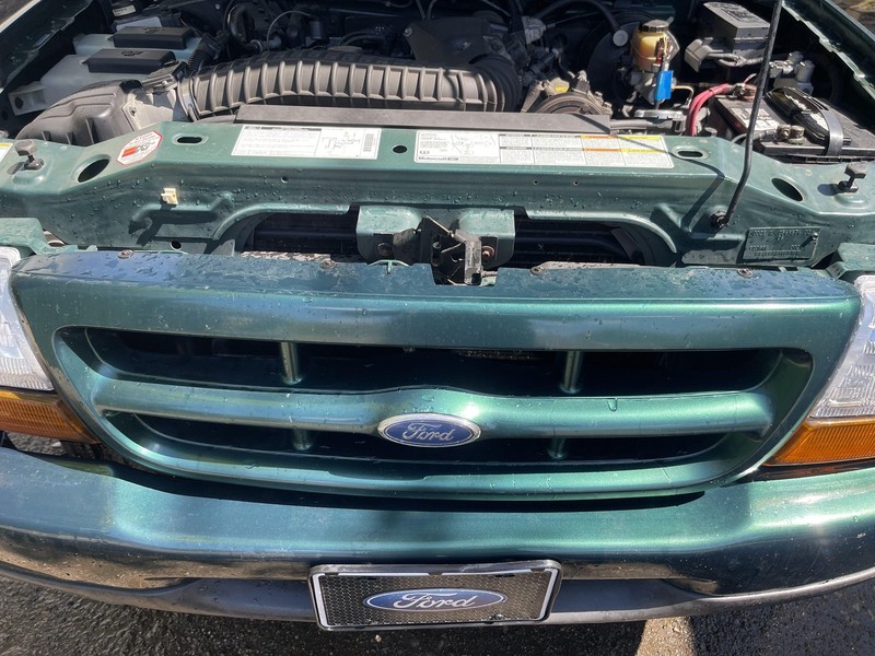 1998 - 2000 Ford Ranger 4x2 SU Green Grille Oem Tested