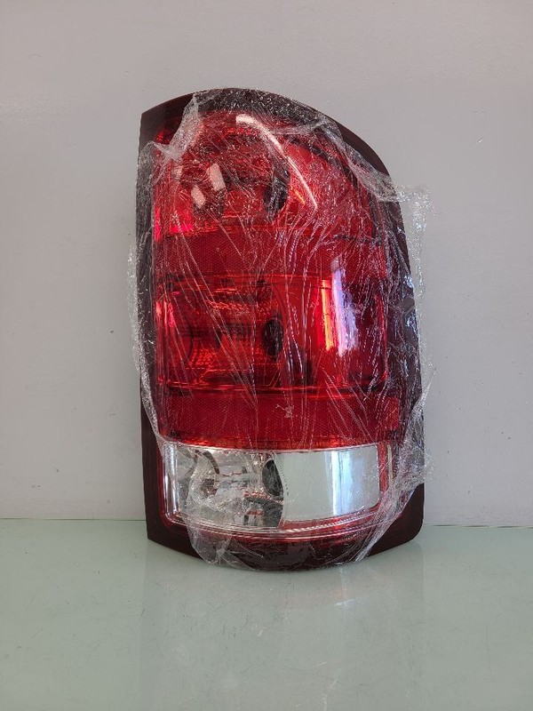 New Passenger Tail Light Pickup With Box Fits 07-14 SIERRA 2500 PICKUP 587999