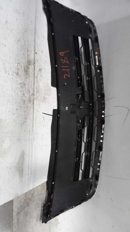 2016 Chevrolet Traverse OEM Grille White 4DR SUV 23302974 Used