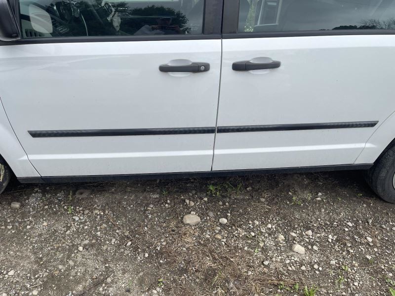 08-20 DODGE CARAVAN LEFT ROCKER MOULDING FRONT EXTENSION WHITE PC:PW7 55K 55585