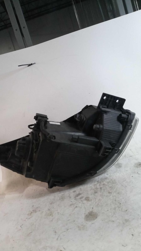 Used Left Headlight Assembly fits: 2015 Kia Soul halogen L. w/o LED accents Left