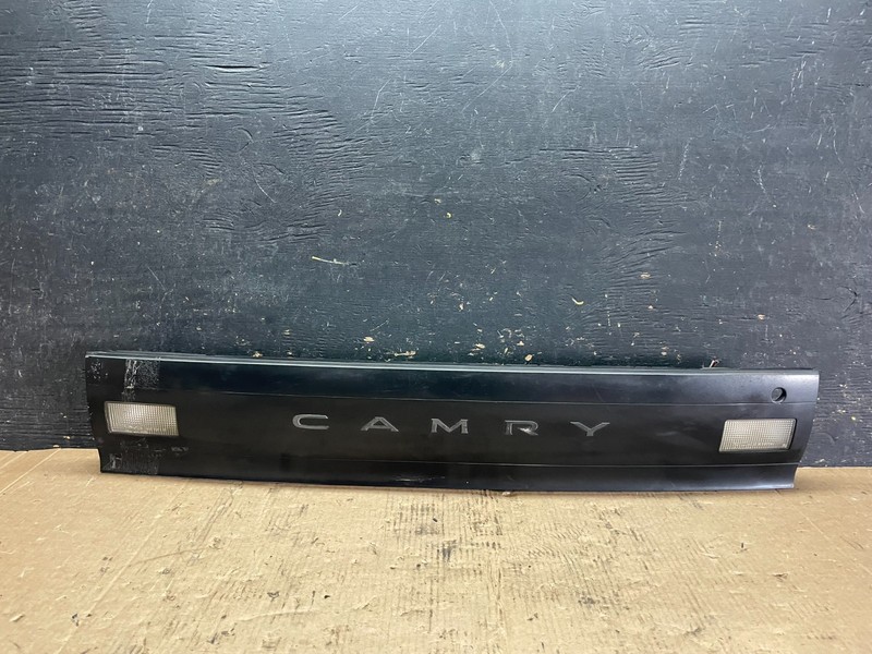1992 1993 1994 Toyota Camry Center Trunk Panel Rear Tail Light OEM Z5895 DG