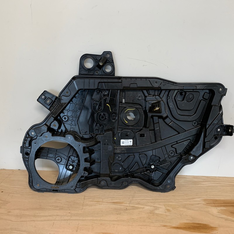 20-23 Tesla Model Y Door interior plastic Front Right 1495509-98-B N-357/351 S1