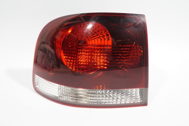 2004 - 2007 VOLKSWAGEN TOUAREG 7L RIGHT PASSENGER SIDE TAIL LIGHT OEM