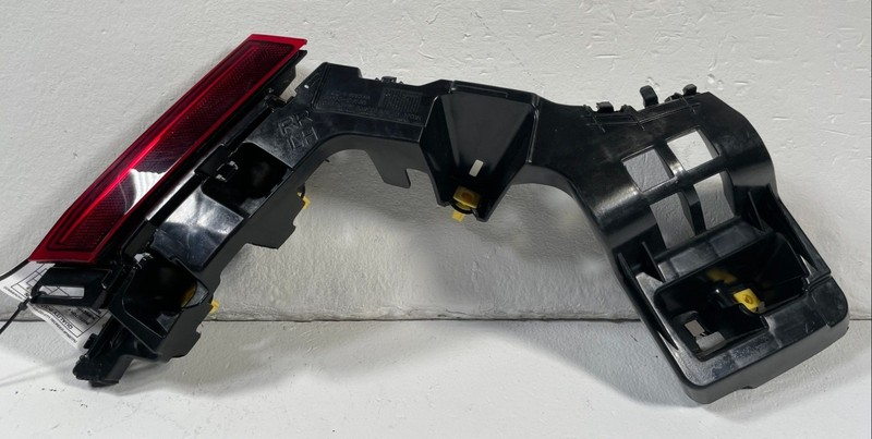 2022-2024 KIA EV6 REAR LEFT SIDE BUMPER MOUNT BRACKET W/ REFLECTOR LAMP # 109929