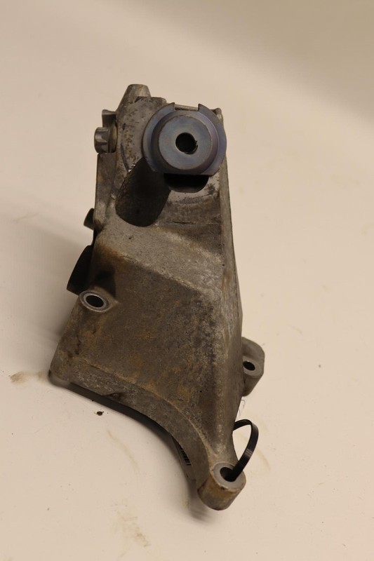 2012-2018 MERCEDES CLS550 W218 RIGHT SIDE ENGINE MOTOR MOUNT SUPPORT BRACKET OEM