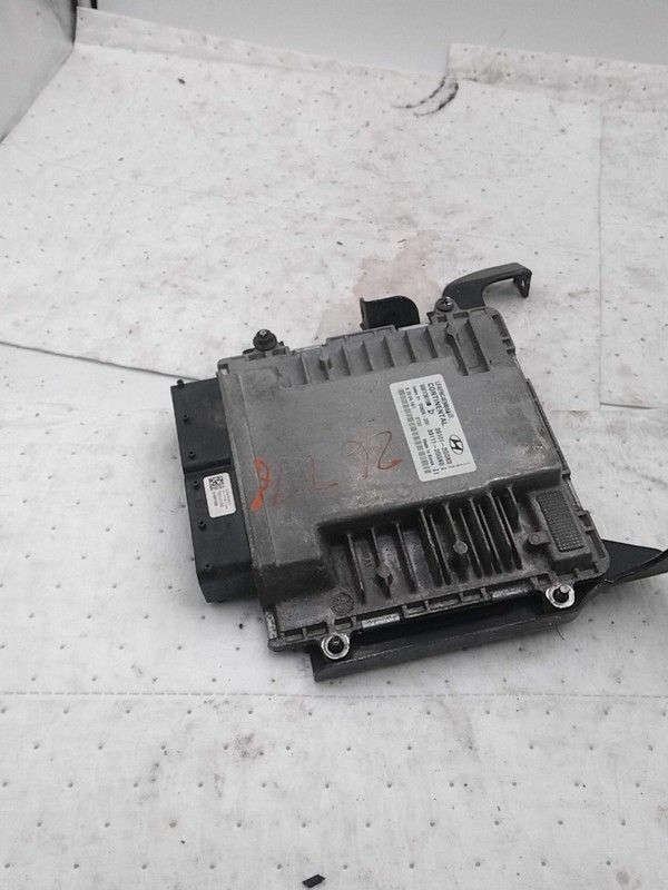 2015 Hyundai Sonata Engine Control Module ECM Black 2.4L OEM 118k Miles