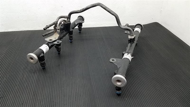 01-07 Chevrolet Silverado 5.3L V8 Fuel Injectors W/ Rail Assembly OEM 17113698