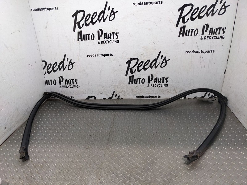 05-13 CHEVROLET CORVETTE C6 FRONT WINDSHIELD FRAME WEATHERSTRIP SEAL GAS 1184677