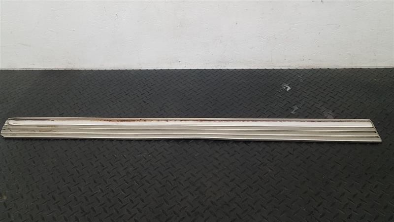 99-02 Chevrolet Silverado Front Left Driver Door Molding Gold OEM 88937505