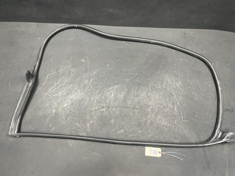 Front Left Door Weatherstrip 2019 Audi S5 Coupe 8W6831707 2018 2020 2021 -2023