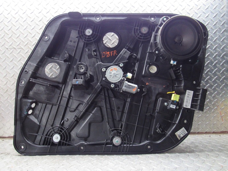 2014-2019 KIA SOUL RIGHT PASSENGER FRONT DOOR WINDOW REGULATOR ASSY W/ MOTOR
