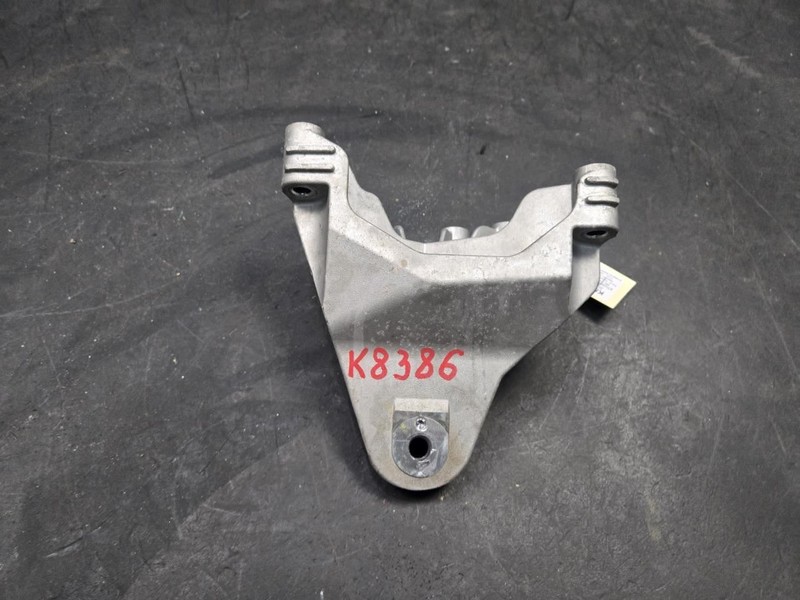 Right Engine Mount Bracket 2022 Kia Stinger 21825-J5500 2023