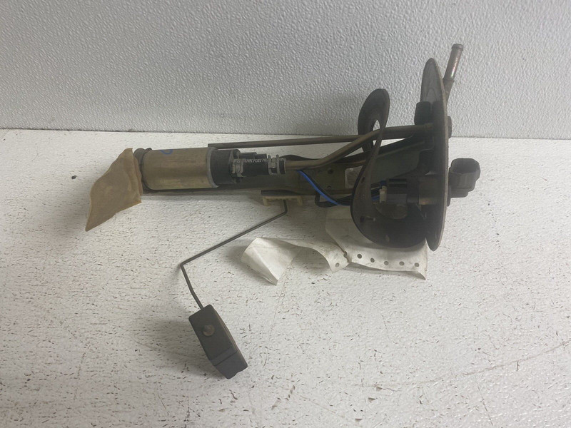 1999-2004 Chevy Tracker 2 door Fuel Pump w Sending Unit & Bracket