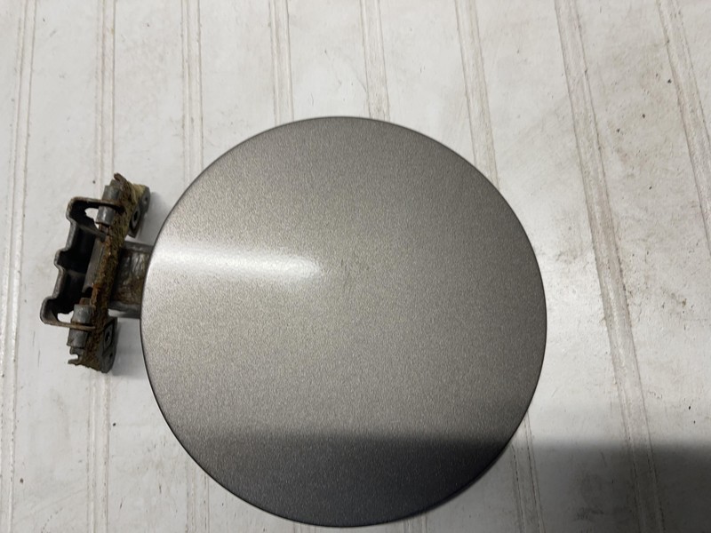 00-06 GMC YUKON DENALI TAHOE FUEL GAS TANK DOOR PEWTER (382)