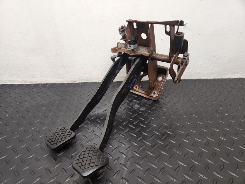 99-04 Chevrolet Tracker Brake Clutch Pedal Assembly OEM 91174772