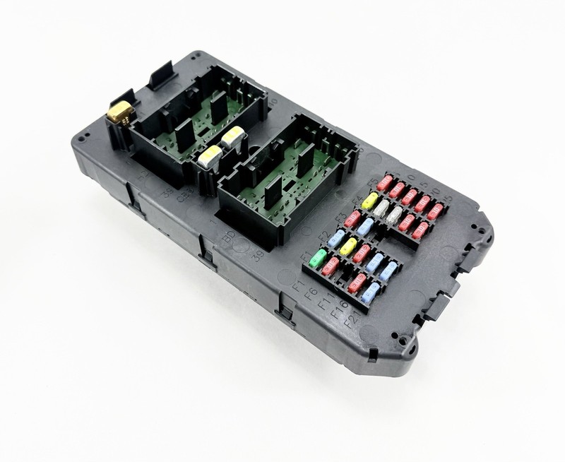 2005-2006 Jeep Grand Cherokee Fuse Box BCM Body Control Module 56050066AC / OEM