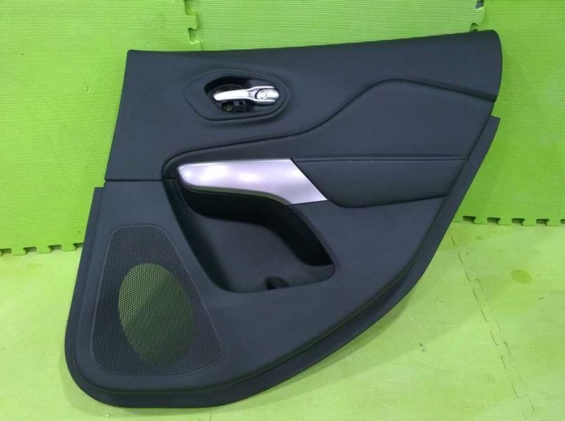 19 20 21 JEEP CHEROKEE PASSENGER RIGHT REAR INTERIOR DOOR PANEL OEM 2415-131