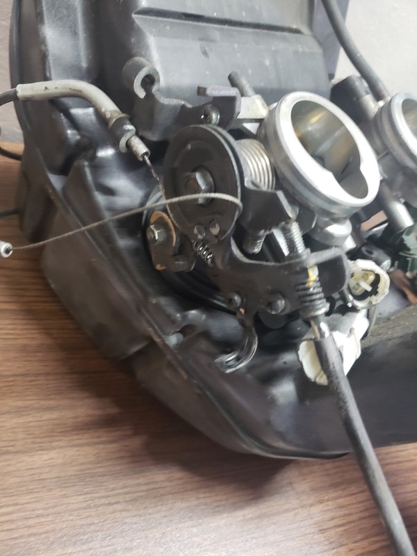 2009 KAWASAKI NINJA 650R EX650C MAIN FUEL INJECTORS / THROTTLE BODIES airbox