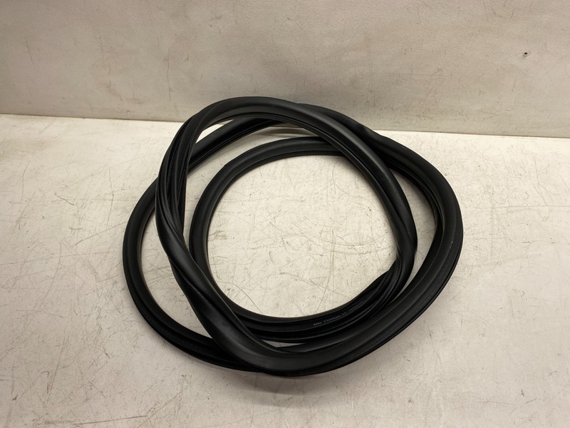 2016-2019 BMW X1 RIGHT FRONT DOOR SEAL WEATHERSTRIP RUBBER BODY MOUNTED OEM