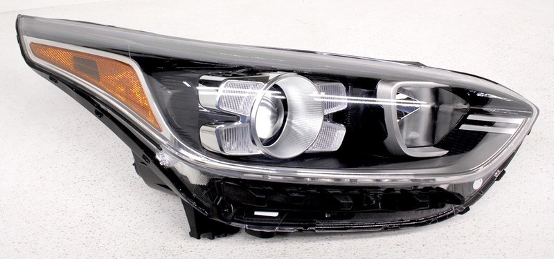 OEM Kia Forte Sedan Right Passenger Side Halogen Headlamp Tab Missing
