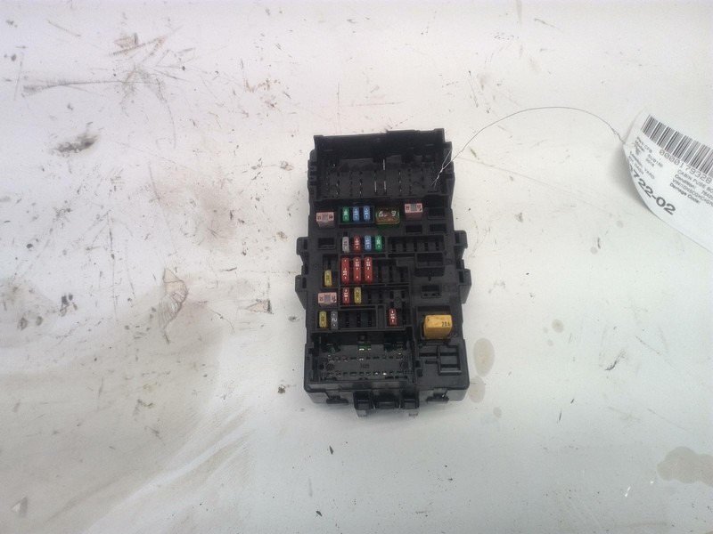 2016-2019 CHEVY/GMC SUBURBAN 5.3L UNDER DASH RIGHT SIDE FUSE RELAY BOX OEM