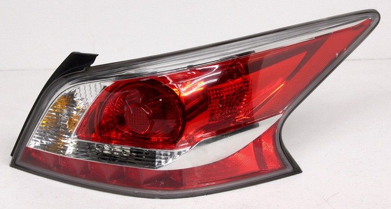 OEM Nissan Altima Sedan Right Passenger Side Halogen Tail Lamp Lens Chip