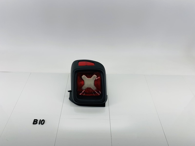 15-23 JEEP RENEGADE REAR RIGHT PASSENGER SIDE ON BODY TAIL LIGHT BRAKE LAMP OEM